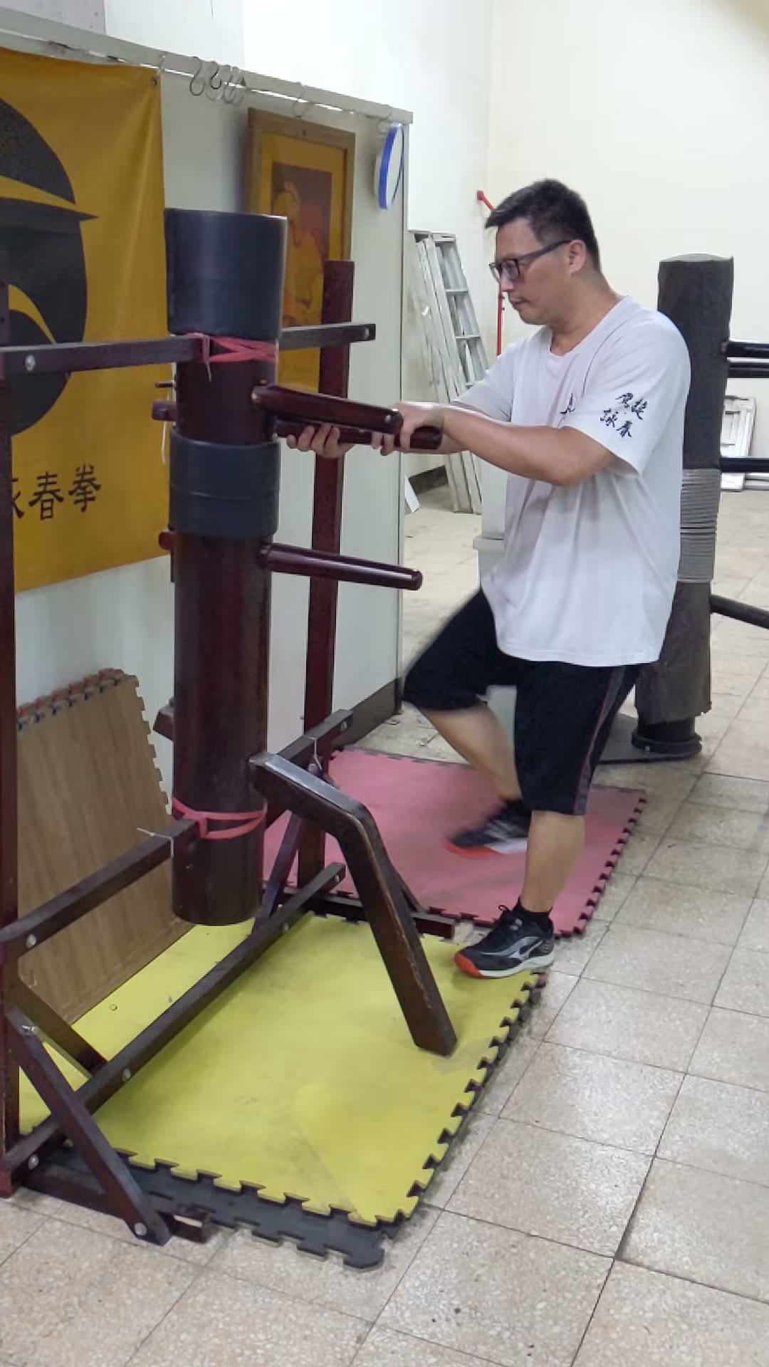 鷹捷詠春學生練習詠春木人樁